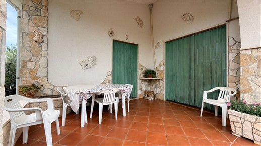 Villa Di 3 Vani e Acc. In Buono Stato, Rivestita In Pietra e Recintata.